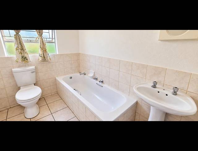 3 BEDROOM TOWNHOUSE FOR SALE IN HEUWELSIG ESTATE